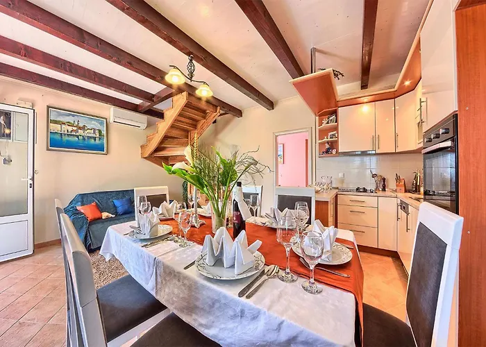 Cozy Home In Okrug Gornji